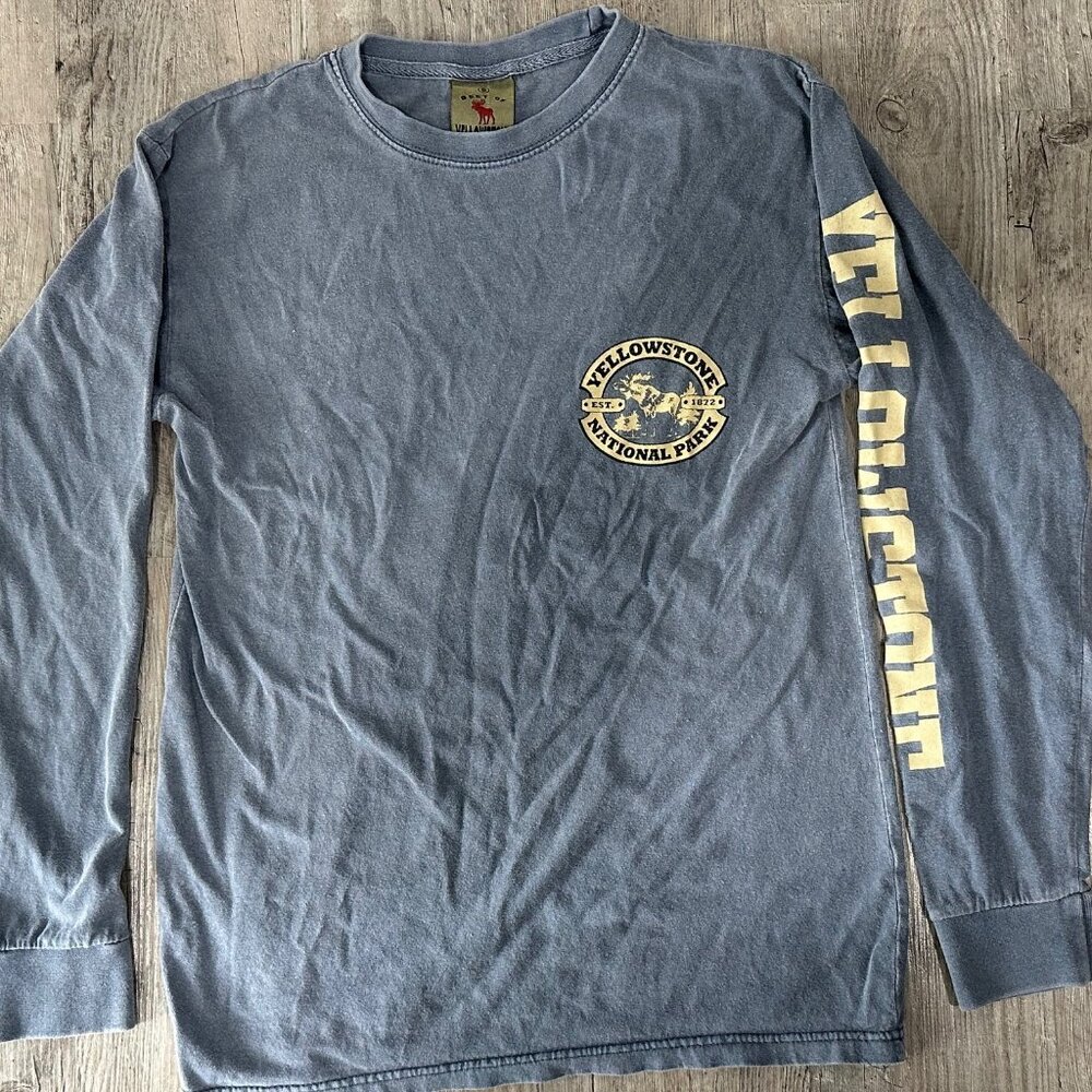 Yellowstone National Park Long Sleeve Shirt Light Blue Small 17" W x 25" L